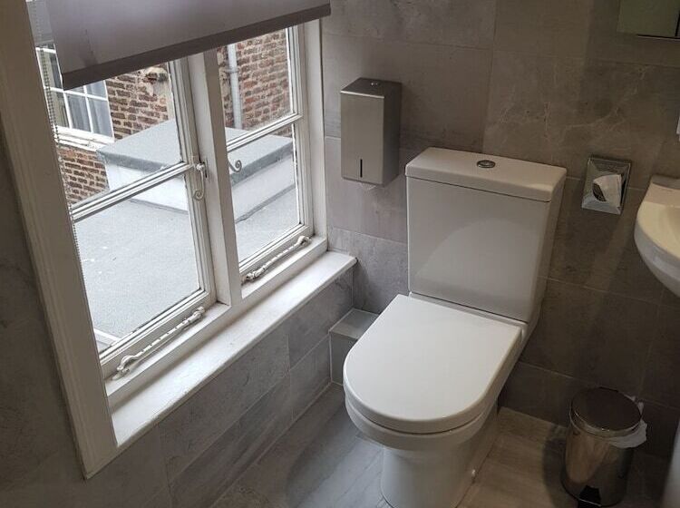 بنسيون Lil S Bar And Bistro