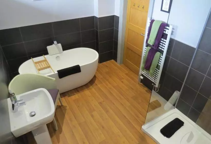 پانسیون Monamore Guest House