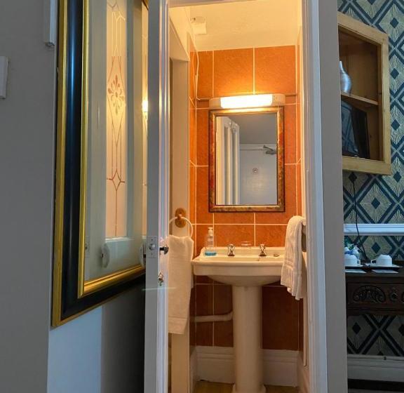 Пансион Cedar Tree Guest House