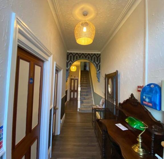 Пансион Cedar Tree Guest House