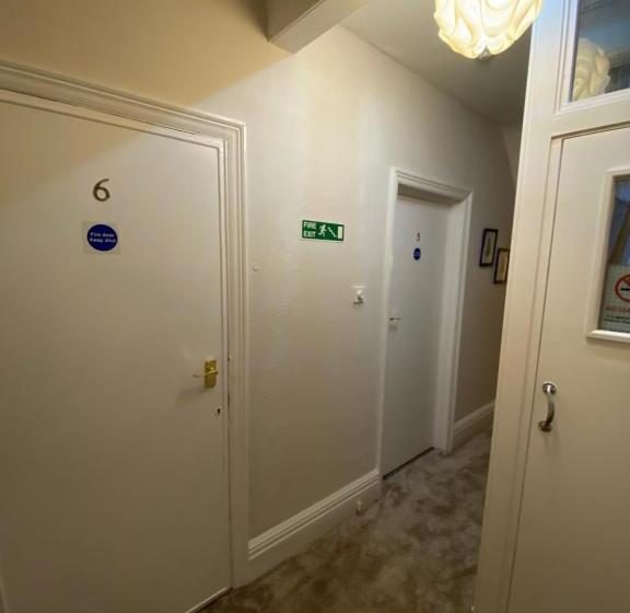 Пансион Cedar Tree Guest House