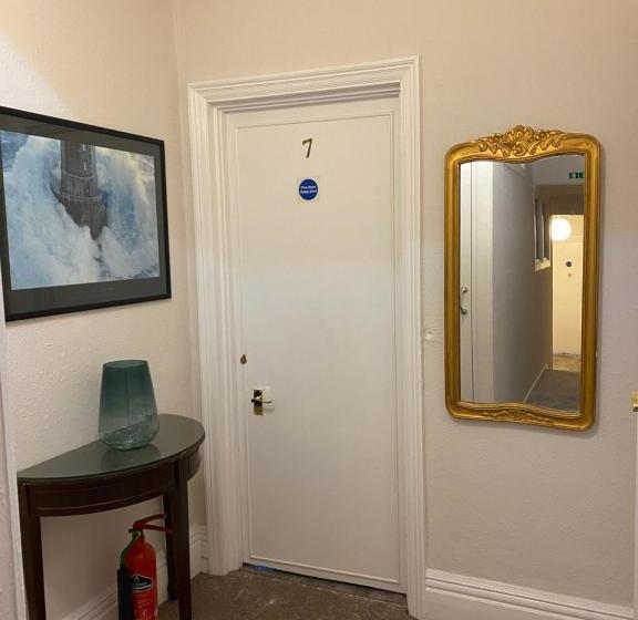 Пансион Cedar Tree Guest House