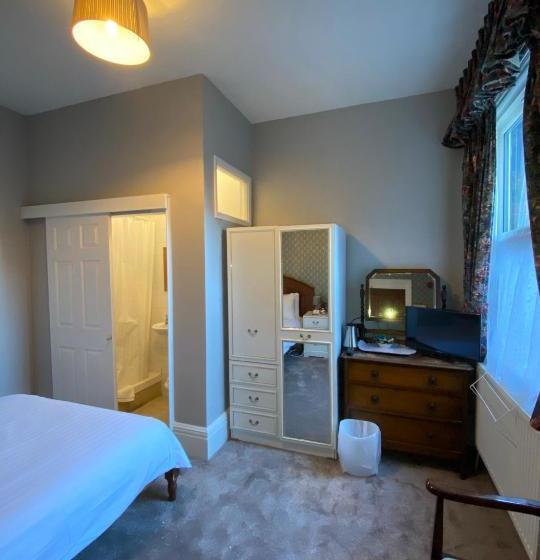 Пансион Cedar Tree Guest House