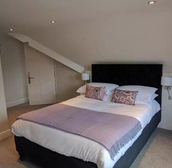 Majatalo Avenue House