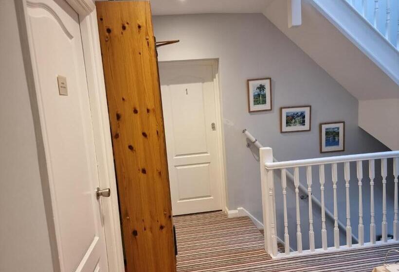 بنسيون Denham Guest House