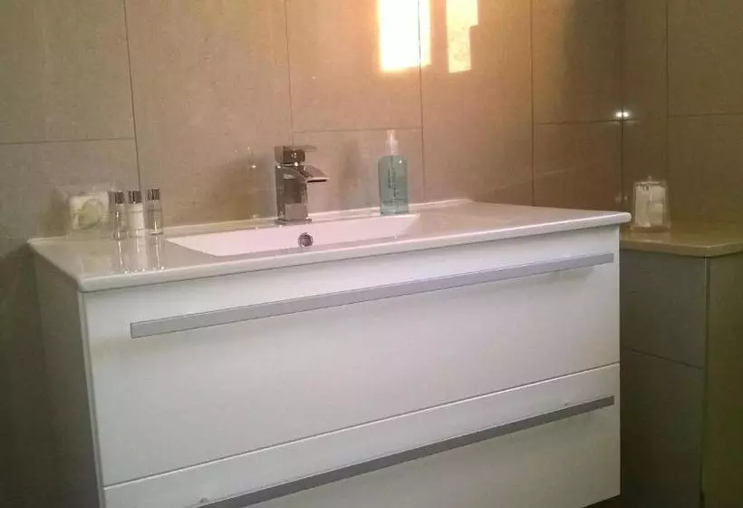 Majatalo Denham Guest House