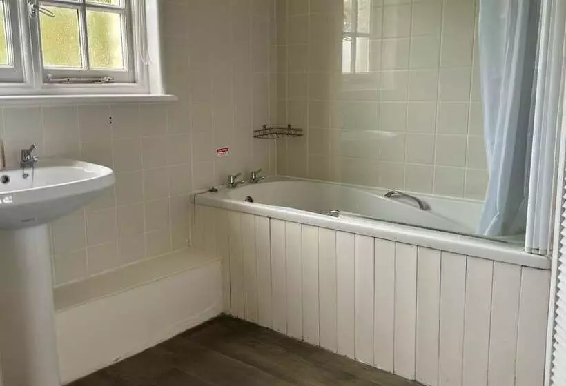 پانسیون The Cricketers Inn