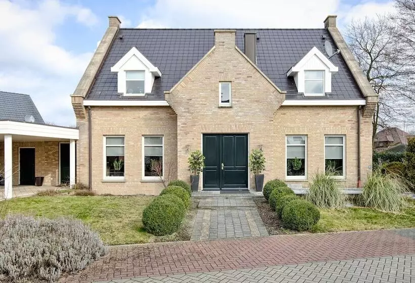 Aamiaismajoitus (B&B) Villa Eltins