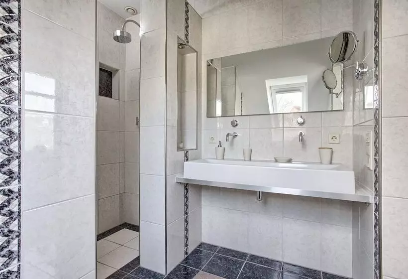 Aamiaismajoitus (B&B) Villa Eltins