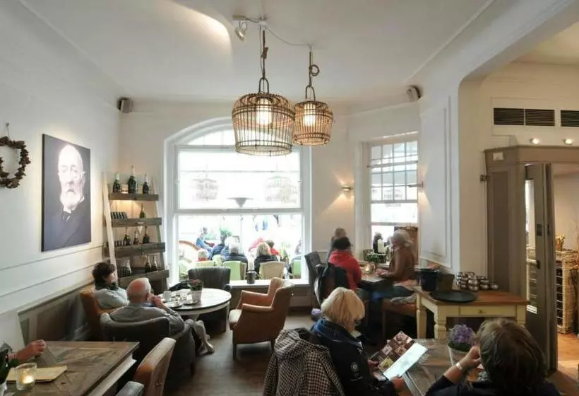 پانسیون Café Orth