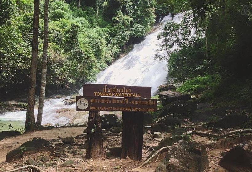 הוסטל Thai Muang Resort