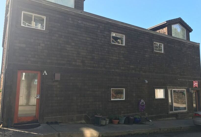 הוסטל Three Arch Inn