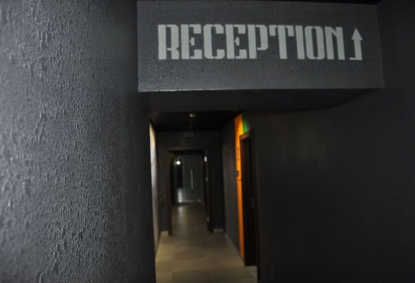 Full House Capsule Hostel