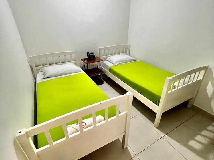 ペンション Hostal Lumar