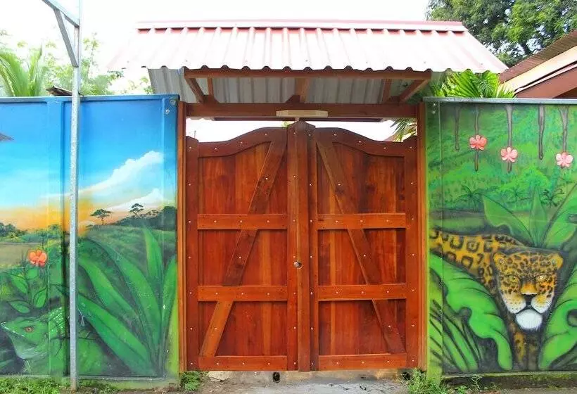 ペンション Tortuguero Hostel & Backpackers