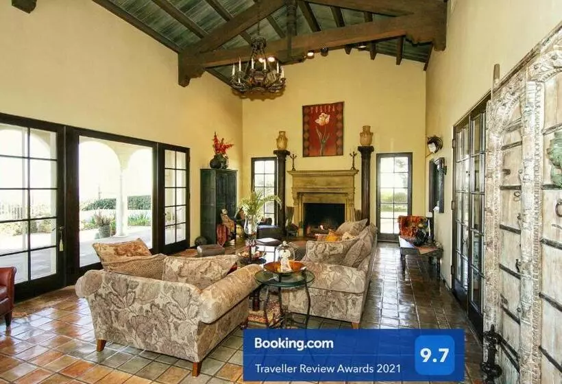 Majatalo The Patrician Hollywood Universal