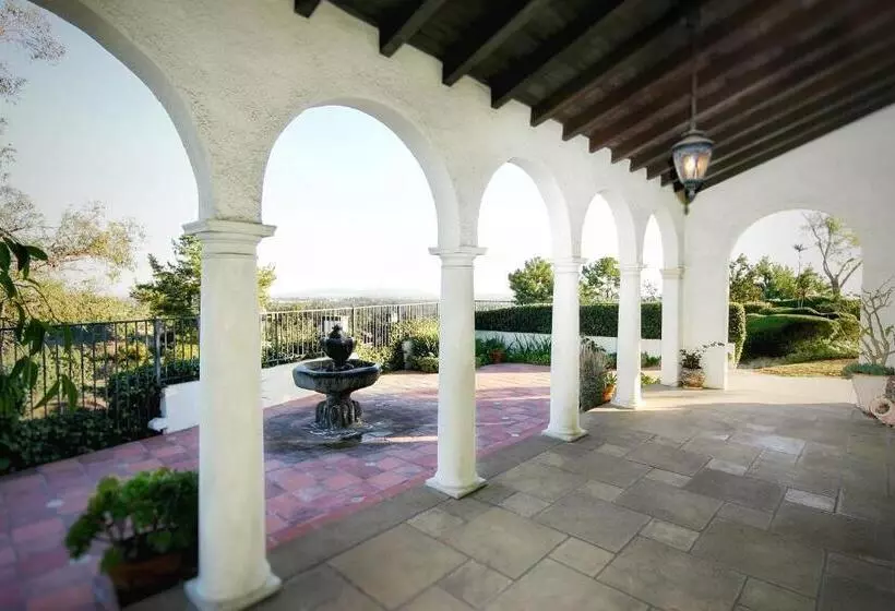 Majatalo The Patrician Hollywood Universal