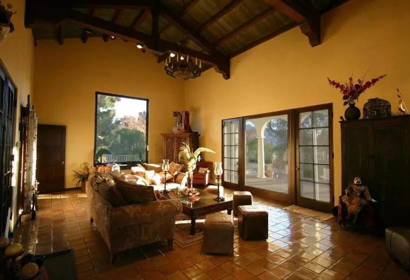 Majatalo The Patrician Hollywood Universal