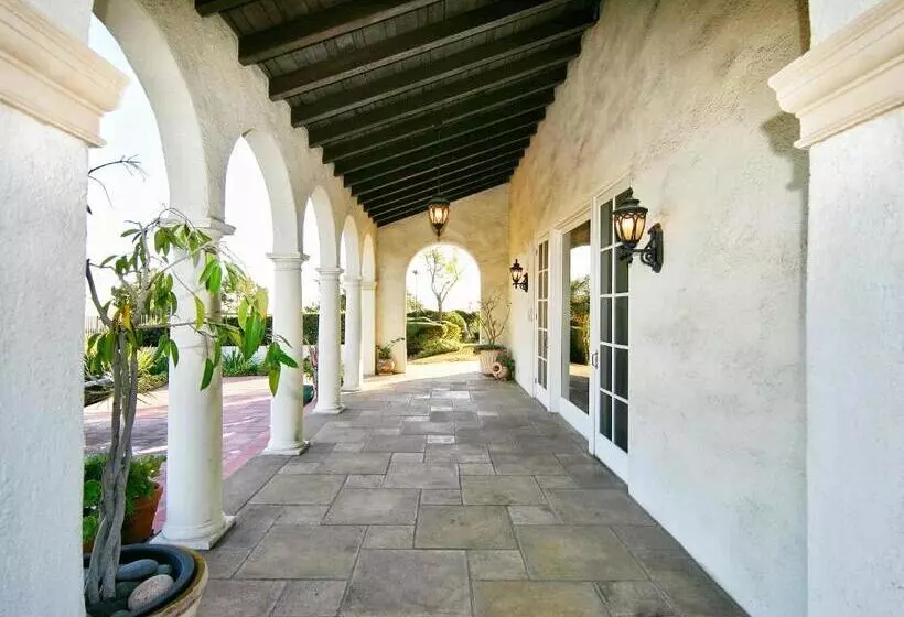 Majatalo The Patrician Hollywood Universal