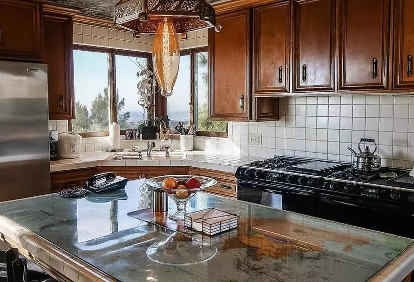 Majatalo The Patrician Hollywood Universal