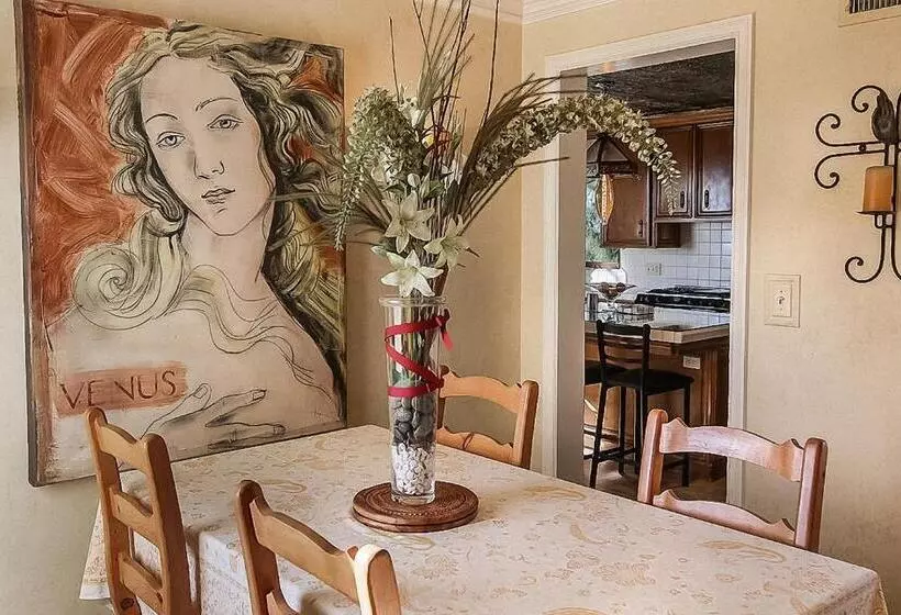 Majatalo The Patrician Hollywood Universal