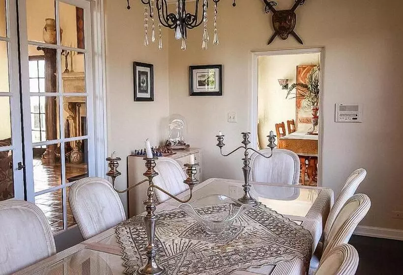 Majatalo The Patrician Hollywood Universal