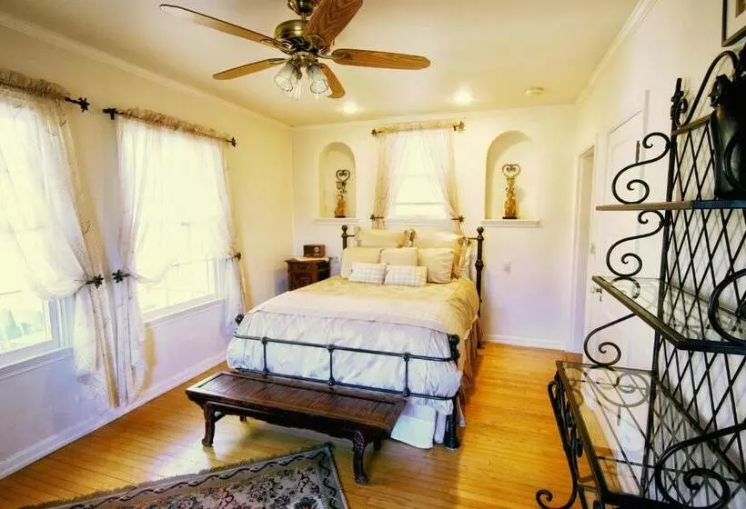 Majatalo The Patrician Hollywood Universal