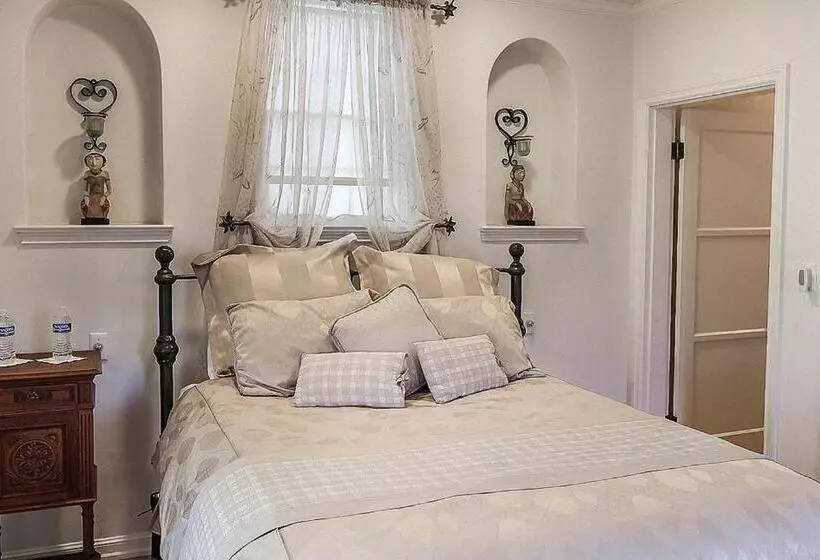 Majatalo The Patrician Hollywood Universal