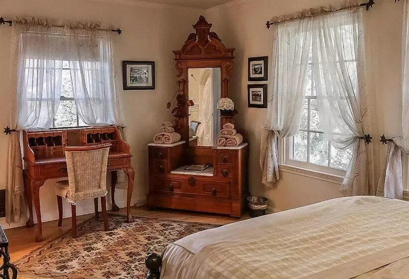 Majatalo The Patrician Hollywood Universal