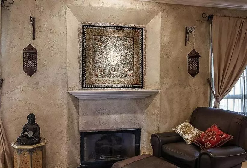 Majatalo The Patrician Hollywood Universal