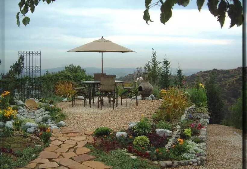 Majatalo The Patrician Hollywood Universal