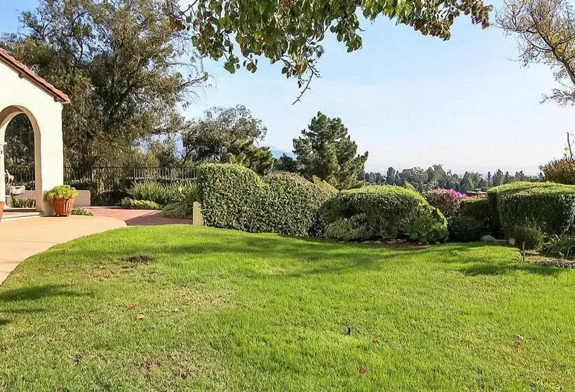 Majatalo The Patrician Hollywood Universal