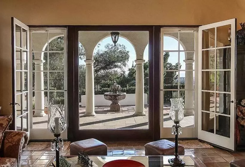 Majatalo The Patrician Hollywood Universal