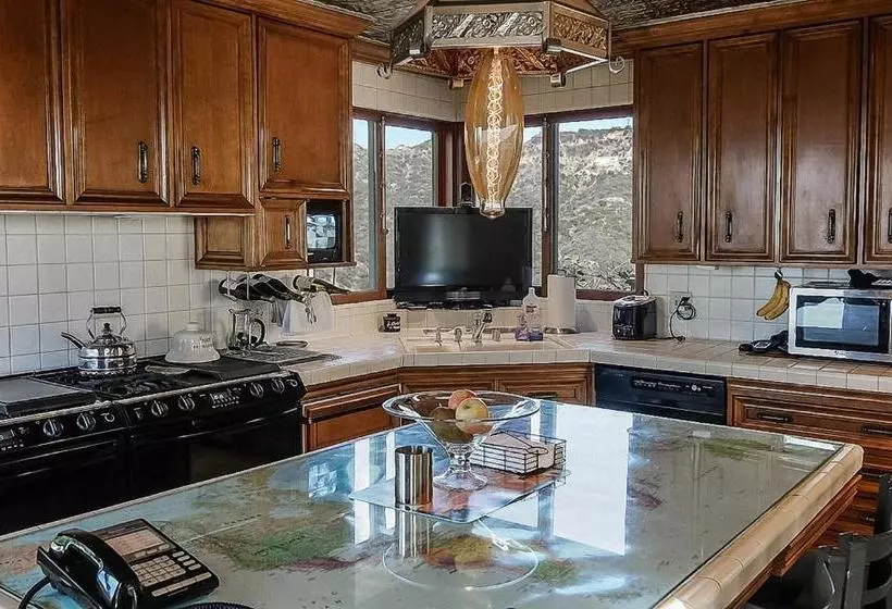 Majatalo The Patrician Hollywood Universal