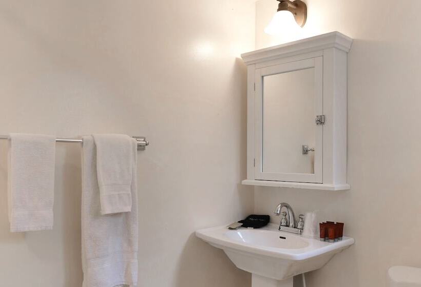 Общежитие Trail Shop Inn