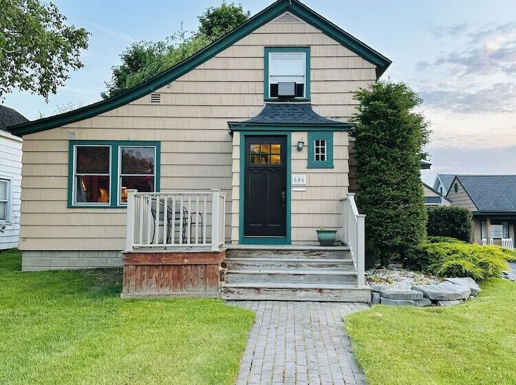 호스텔 Wooden Boat Inn