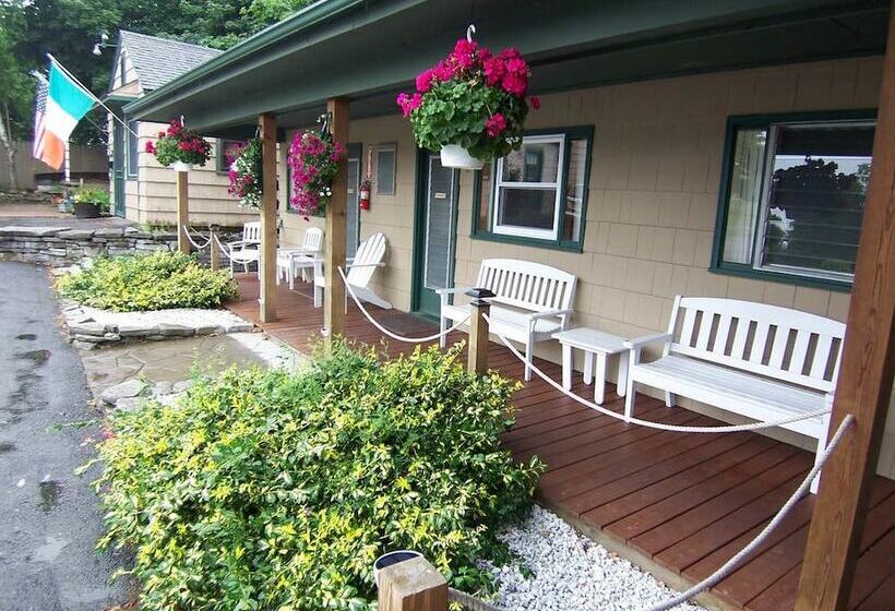 호스텔 Wooden Boat Inn