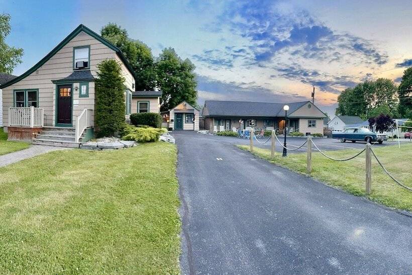 호스텔 Wooden Boat Inn