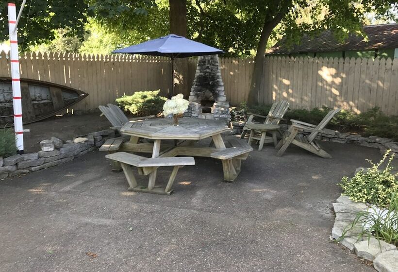 호스텔 Wooden Boat Inn