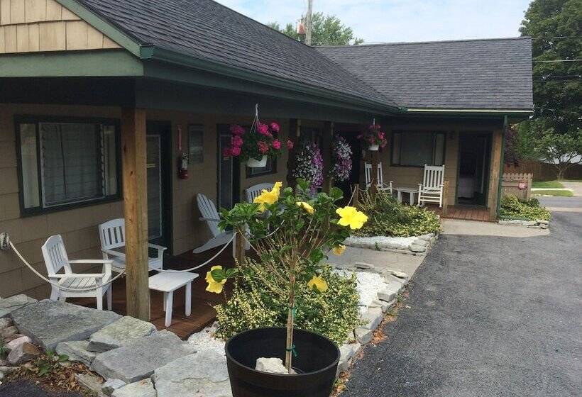 호스텔 Wooden Boat Inn