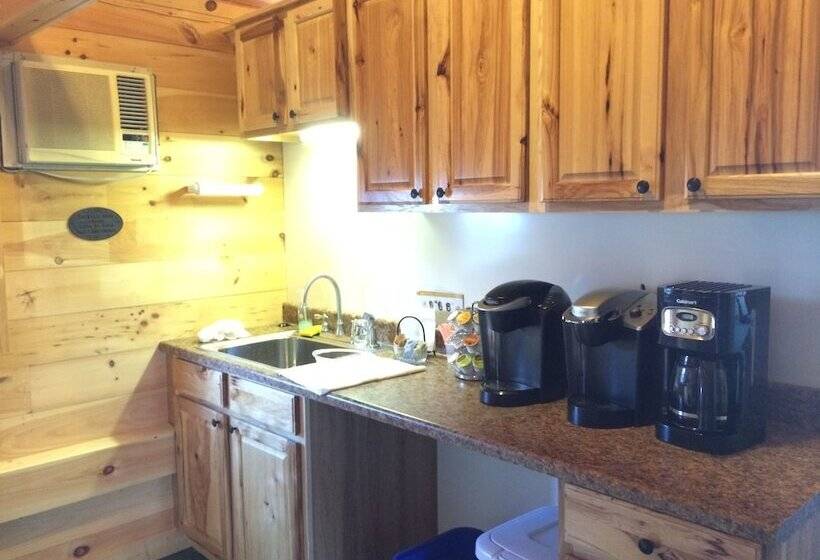 호스텔 Wooden Boat Inn