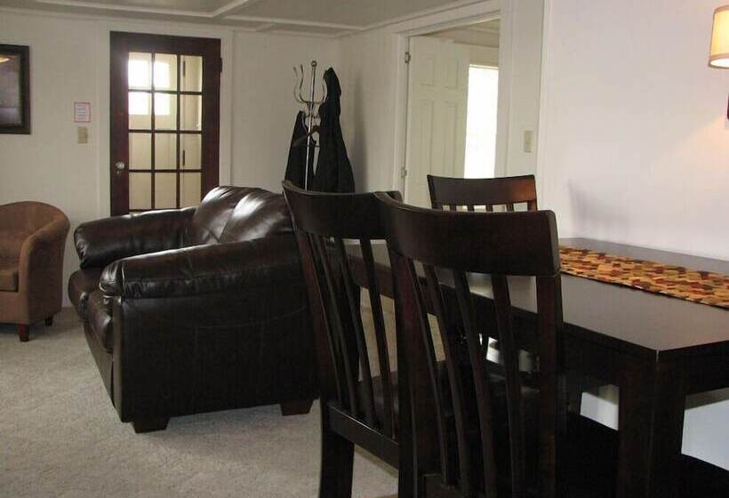 호스텔 Wooden Boat Inn