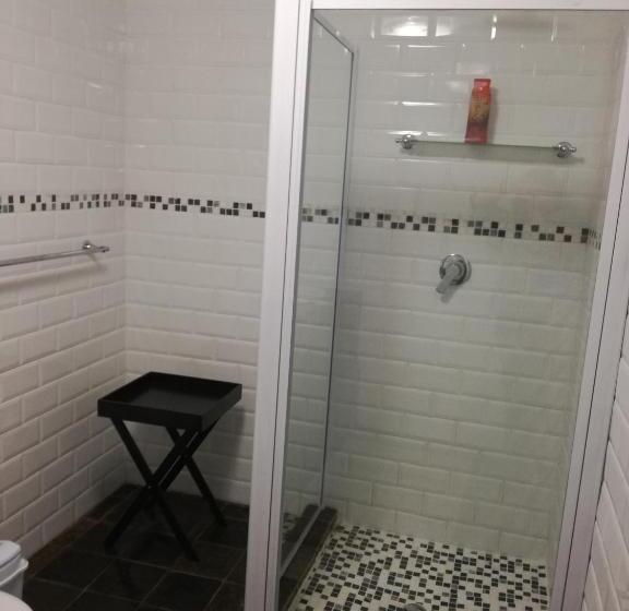 بنسيون Cadle House