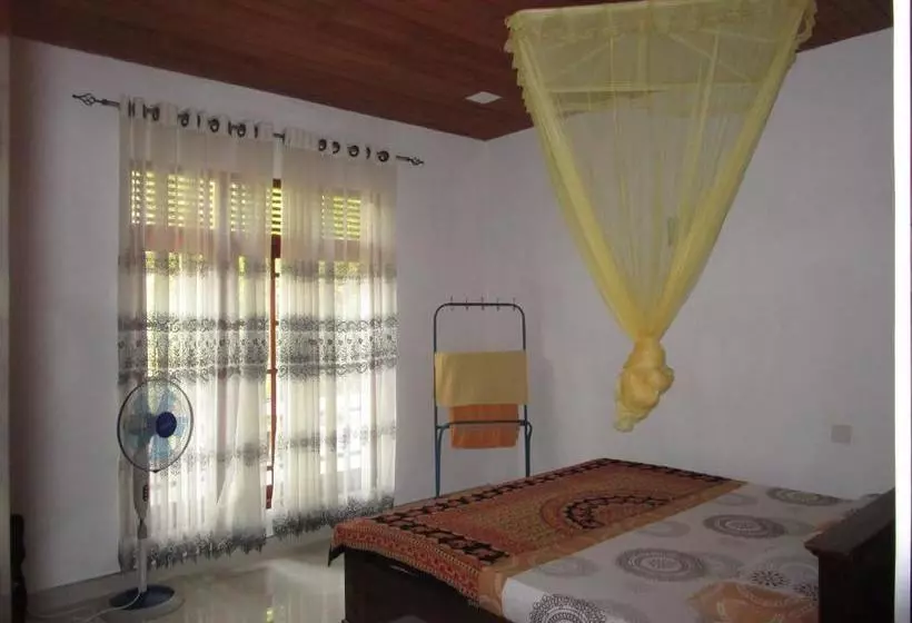 پانسیون Maneesha Guest House