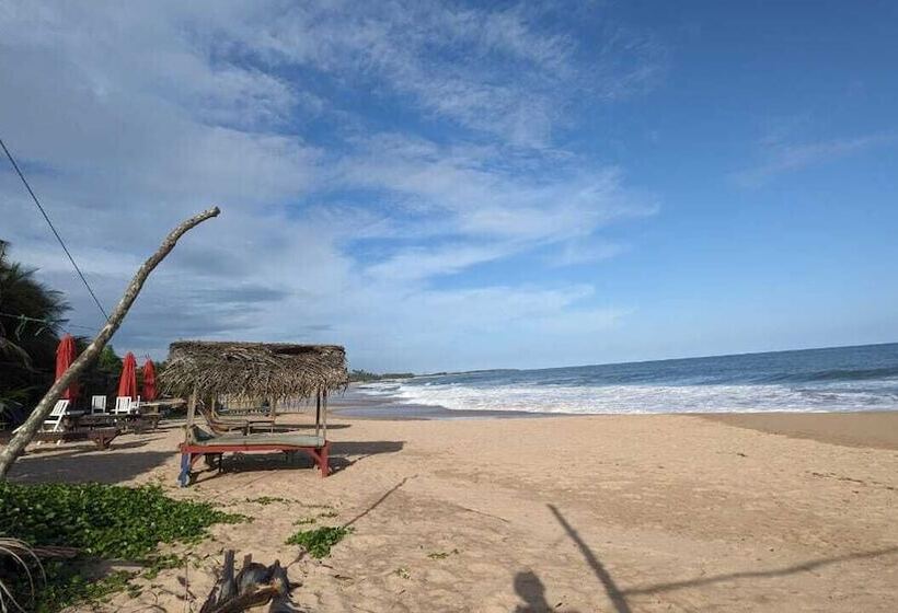 Пансион Canoe Beach Resort Tangalle