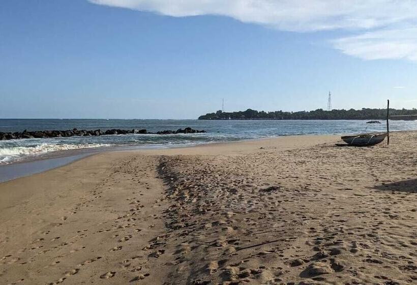 Пансион Canoe Beach Resort Tangalle