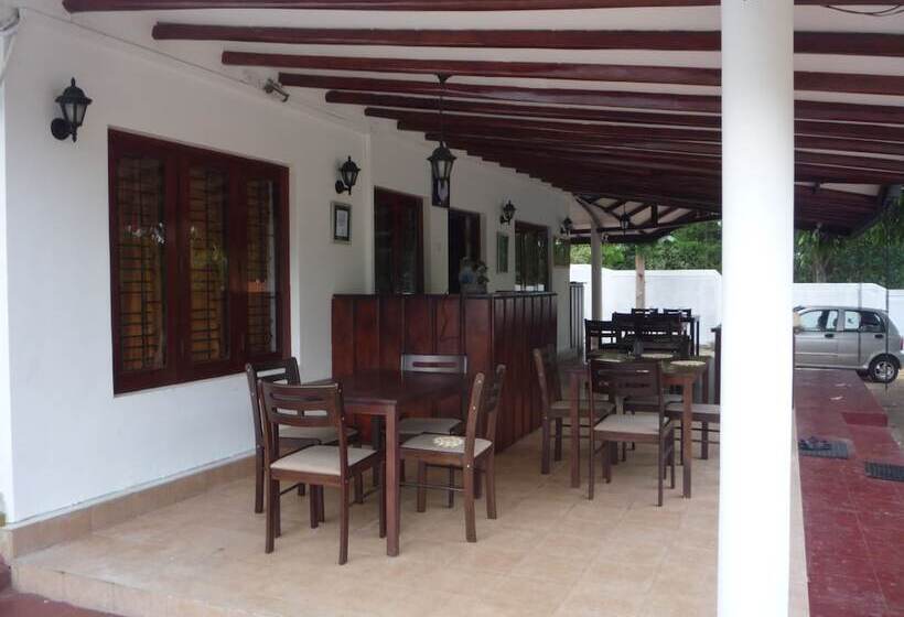 Пансион Canoe Beach Resort Tangalle