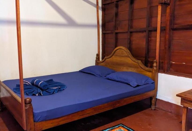 Пансион Canoe Beach Resort Tangalle