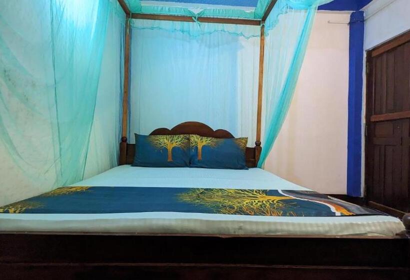 Пансион Canoe Beach Resort Tangalle