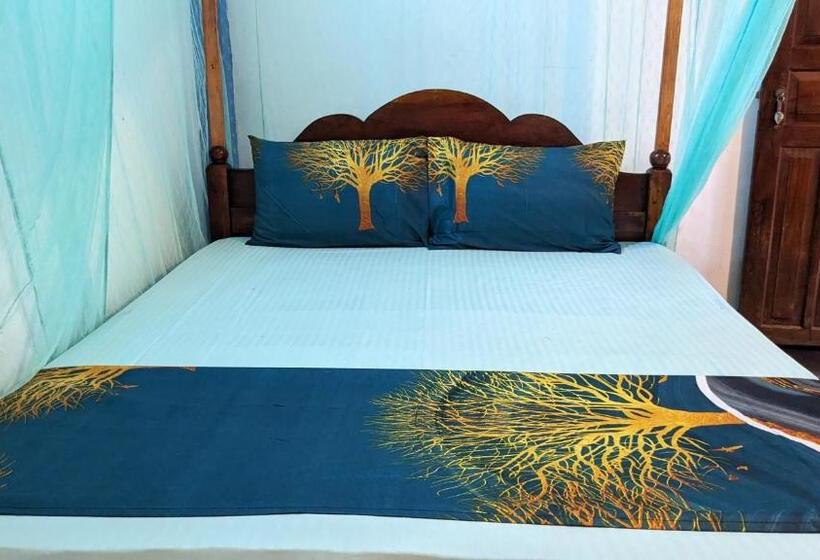 Пансион Canoe Beach Resort Tangalle